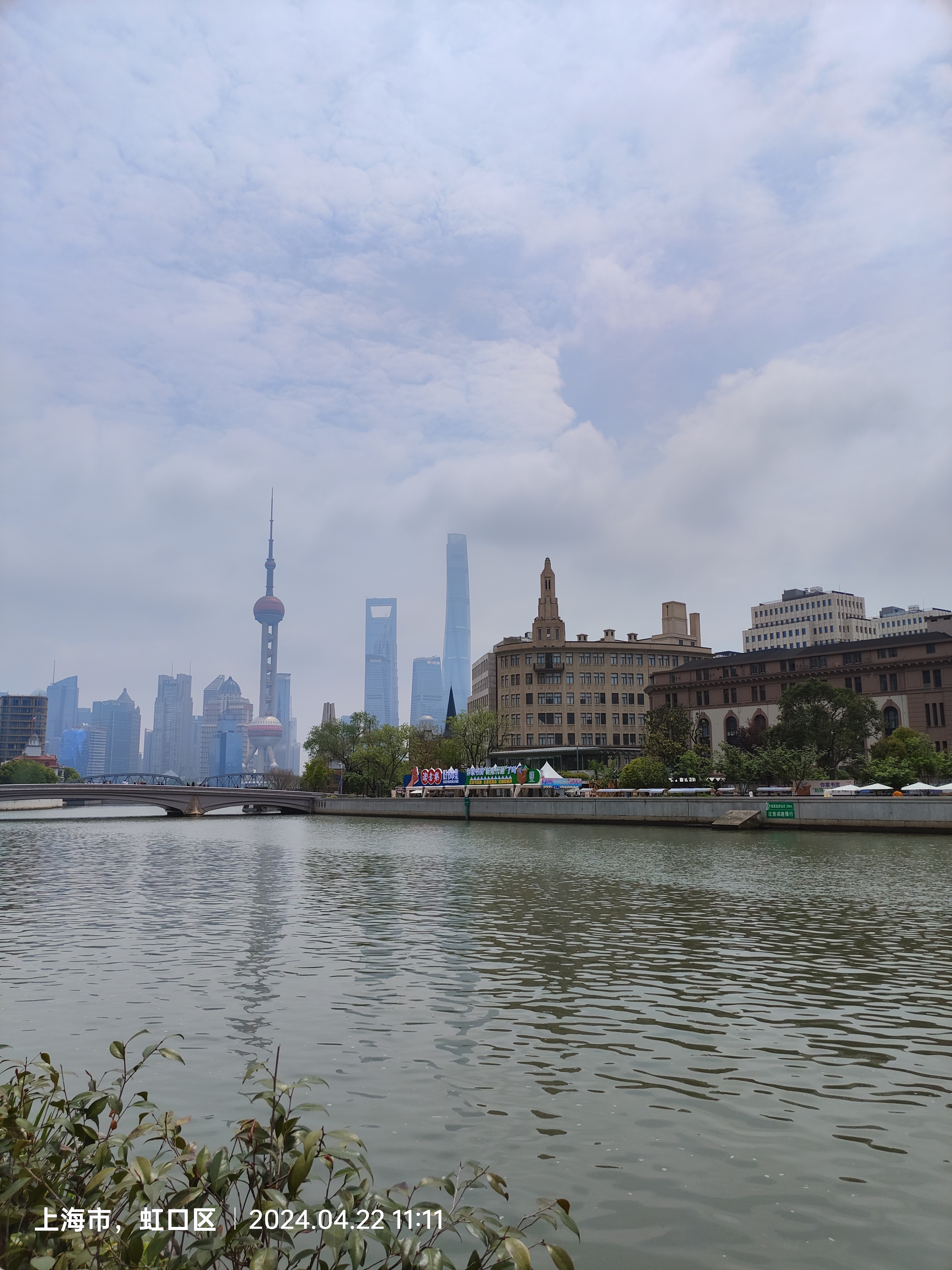前往酒店路上看到的上海第一眼
