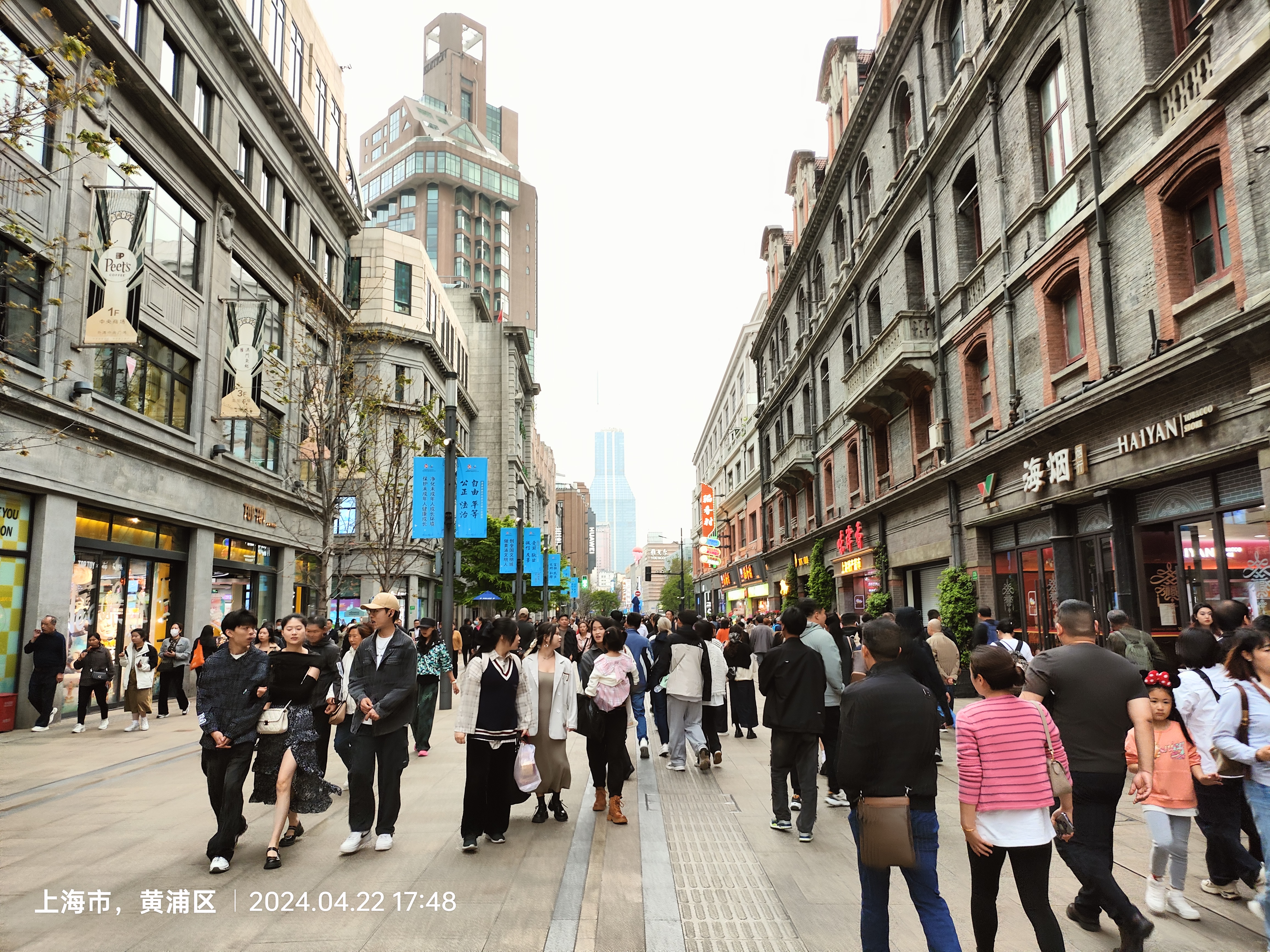 中午时的南京路人群