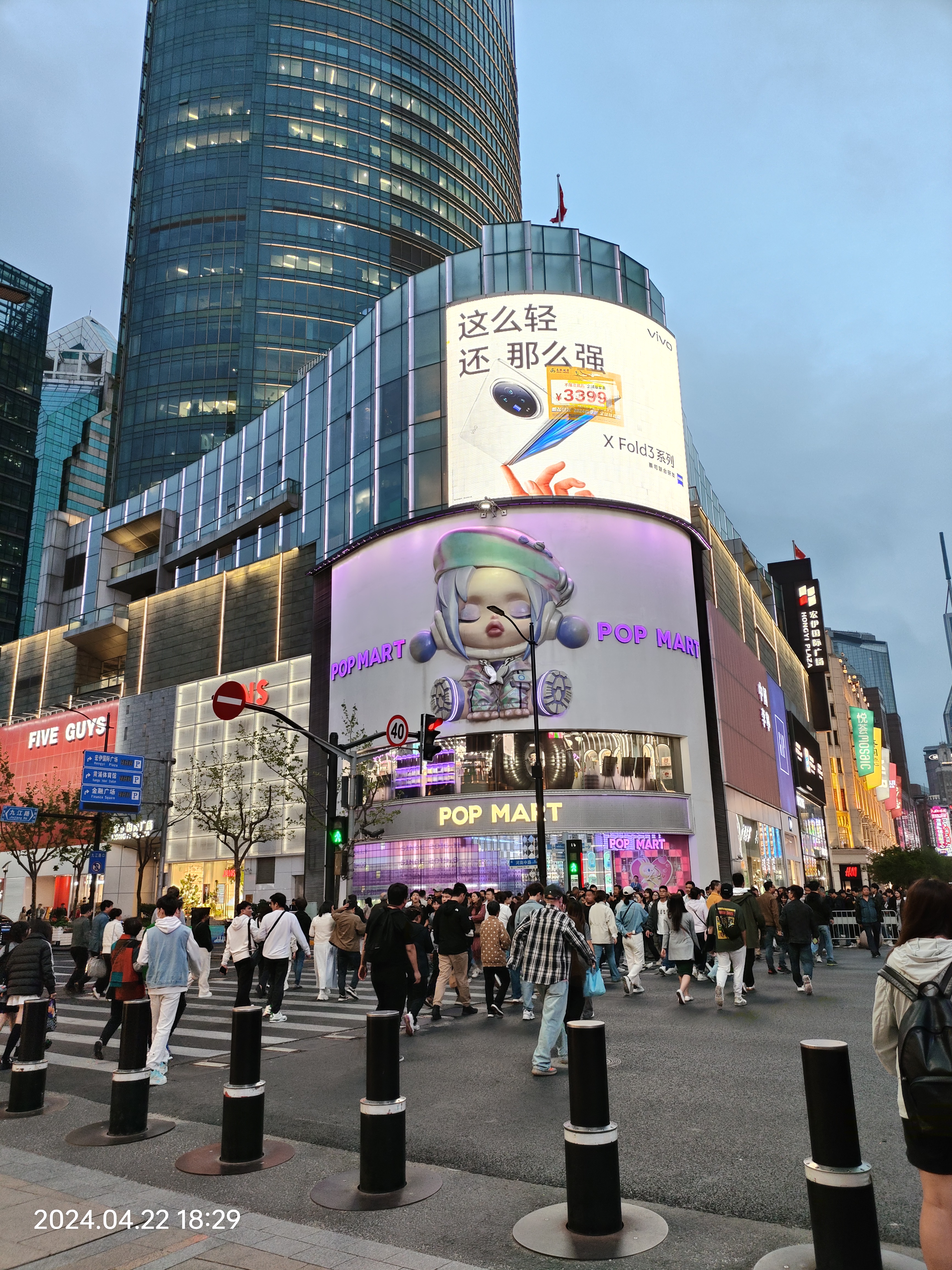 巨大的泡泡玛特招牌